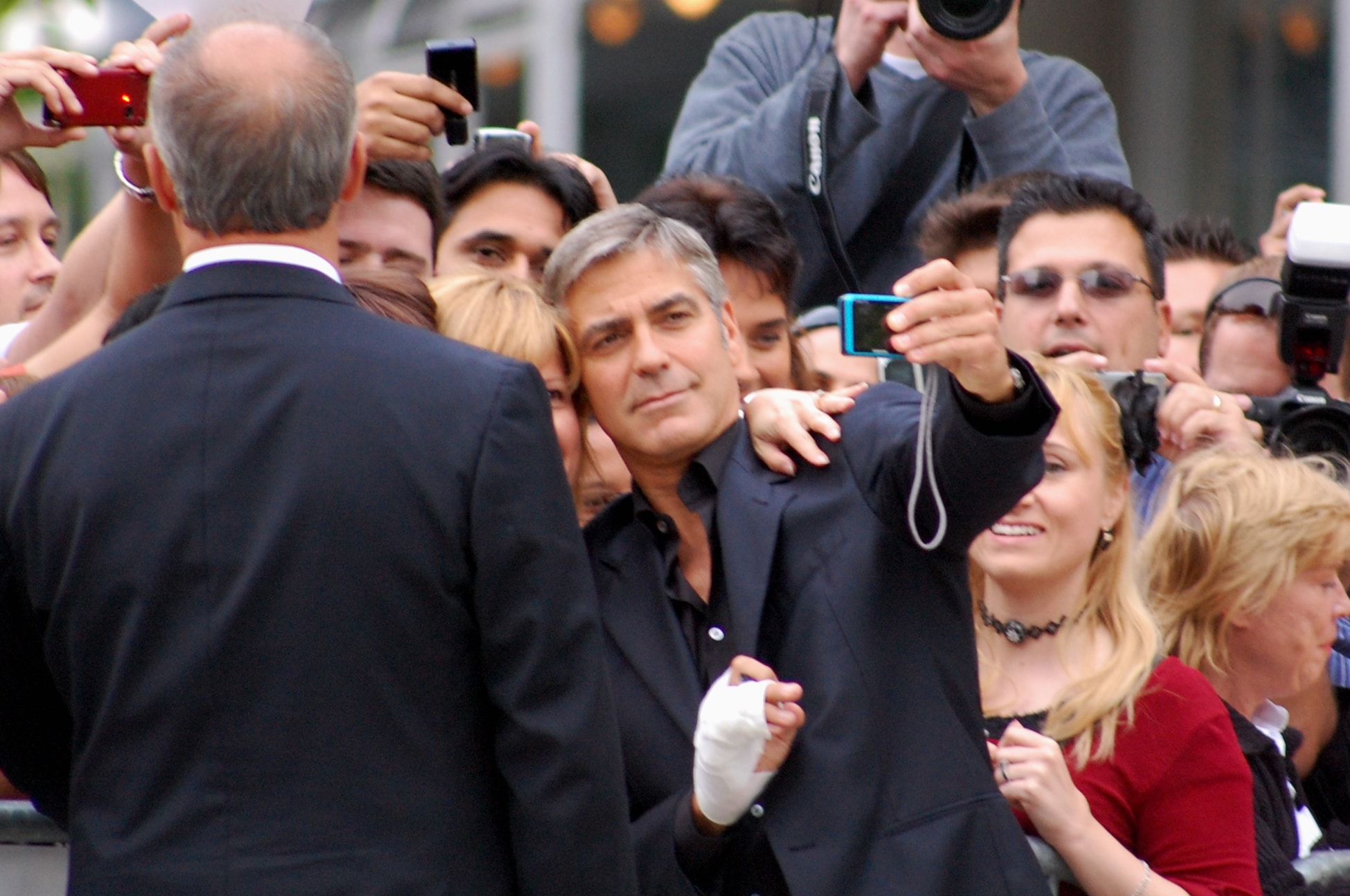 george clooney taking pics with fans