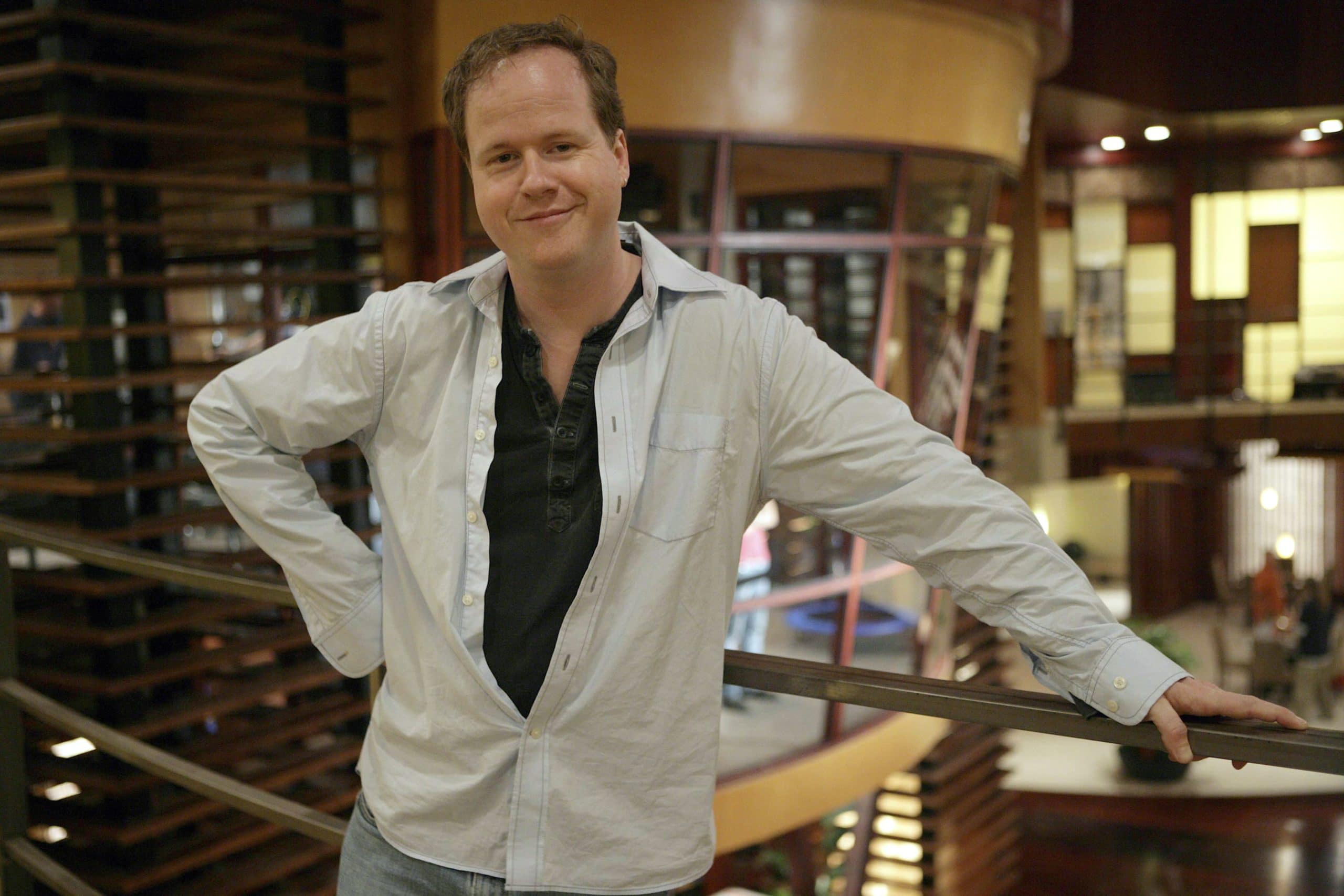 DOLLHOUSE, creator/writer/exec. producer Joss Whedon on-set, (Season 1)