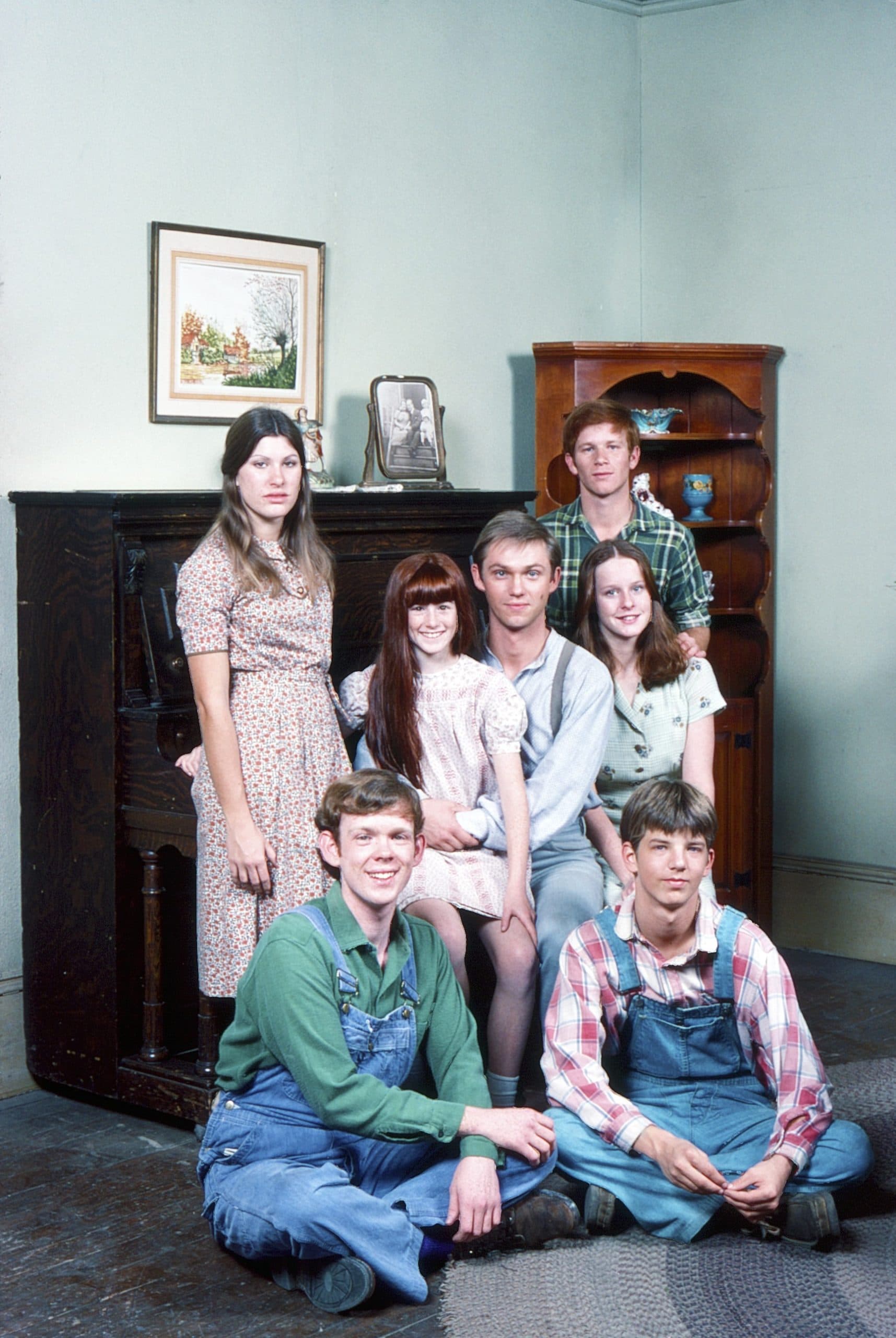 THE WALTONS, from left: Judy Norton, Jon Walmsley, Kami Cotler, Richard Thomas, Eric Scott (top), Mary Beth McDonough, David W. Harper (front), (1976), 1971-1981