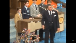 A lollipop tree stood by contestants, a much more indirect way RIchard Dawson could show his affection besides kissing