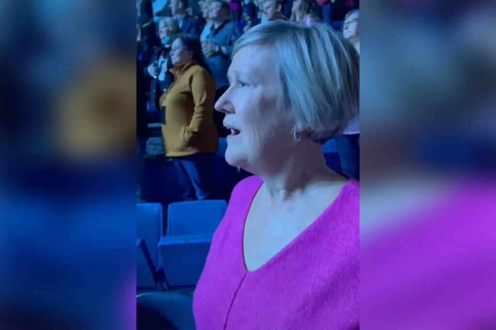 Mom loses her mind at an Elton John concert 