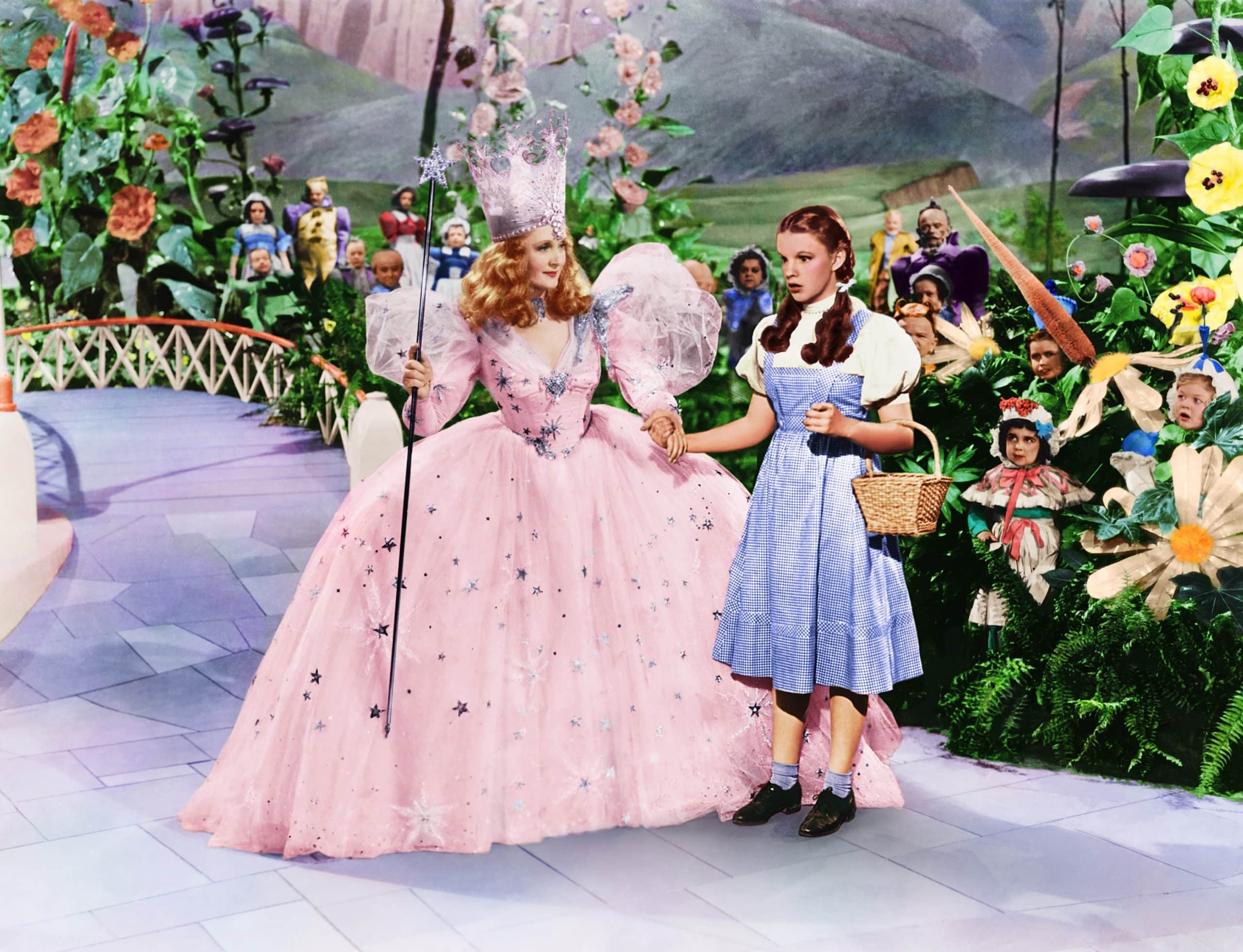 THE WIZARD OF OZ, from left: Billie Burke as 'Glinda', Judy Garland as 'Dorothy' 1939