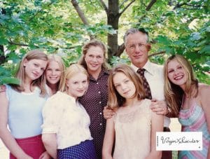 THE VIRGIN SUICIDES, from left: Hanna Hall, Leslie Hayman, Chelse Swain, Kathleen Turner, A.J. Cook, James Woods, Kirsten Dunst