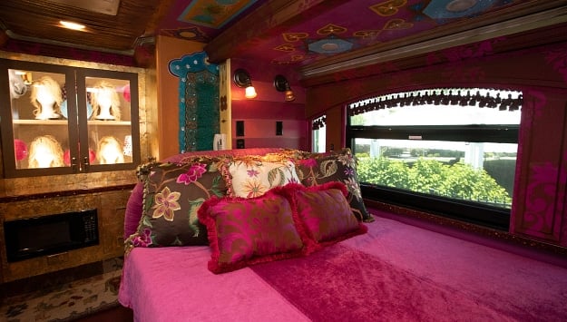 dolly parton tour bus bedroom pink bed