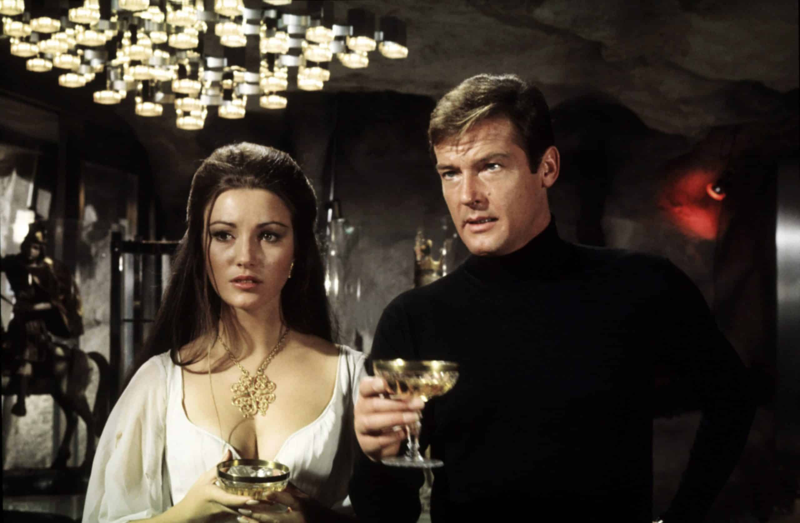 LIVE AND LET DIE, from left: Jane Seymour, Roger Moore, 1973