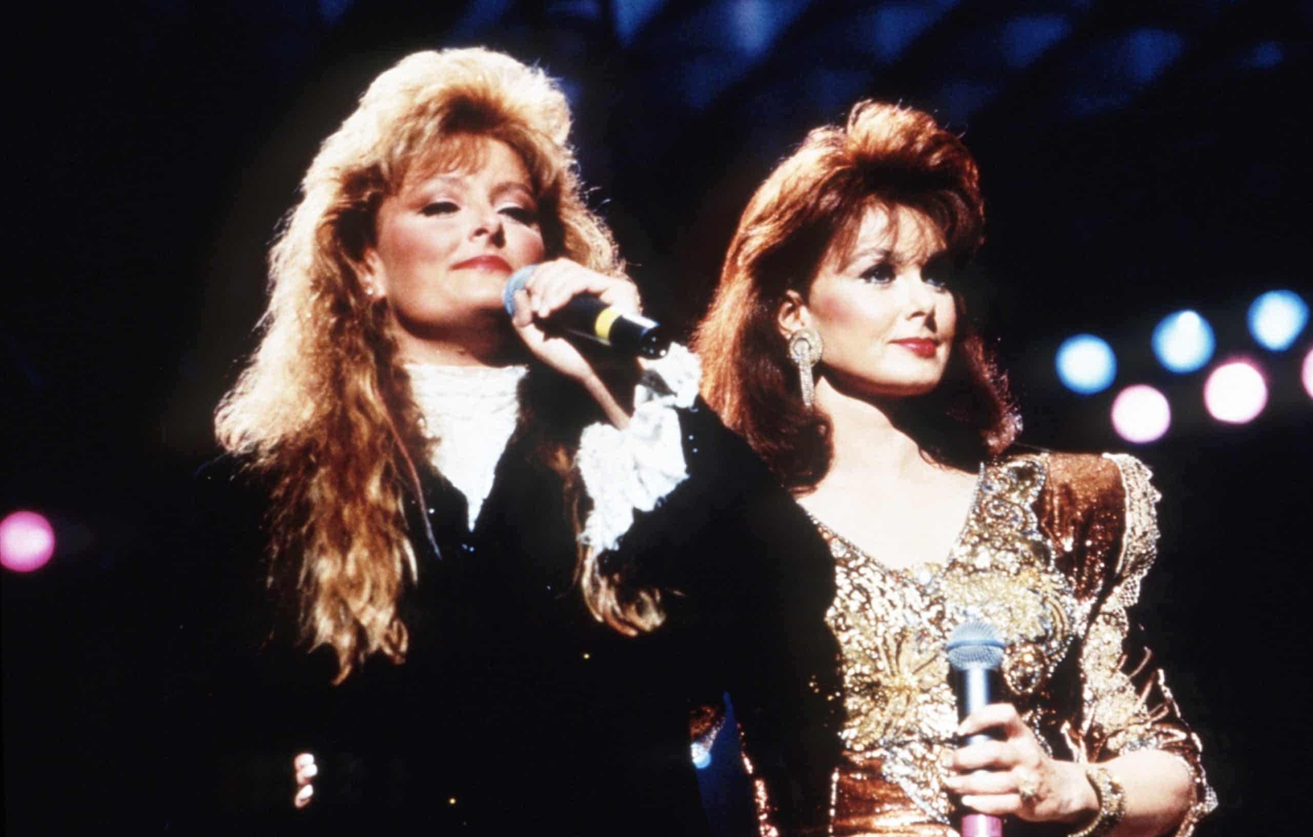 THE JUDDS FAREWELL CONCERT, from left: Wynonna Judd, Naomi Judd