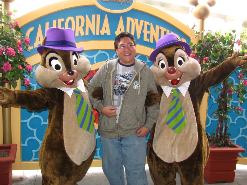 Disney guest meeting Chip n Dale