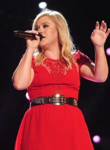 Kelly Clarkson gives thanks for everyone who helped her