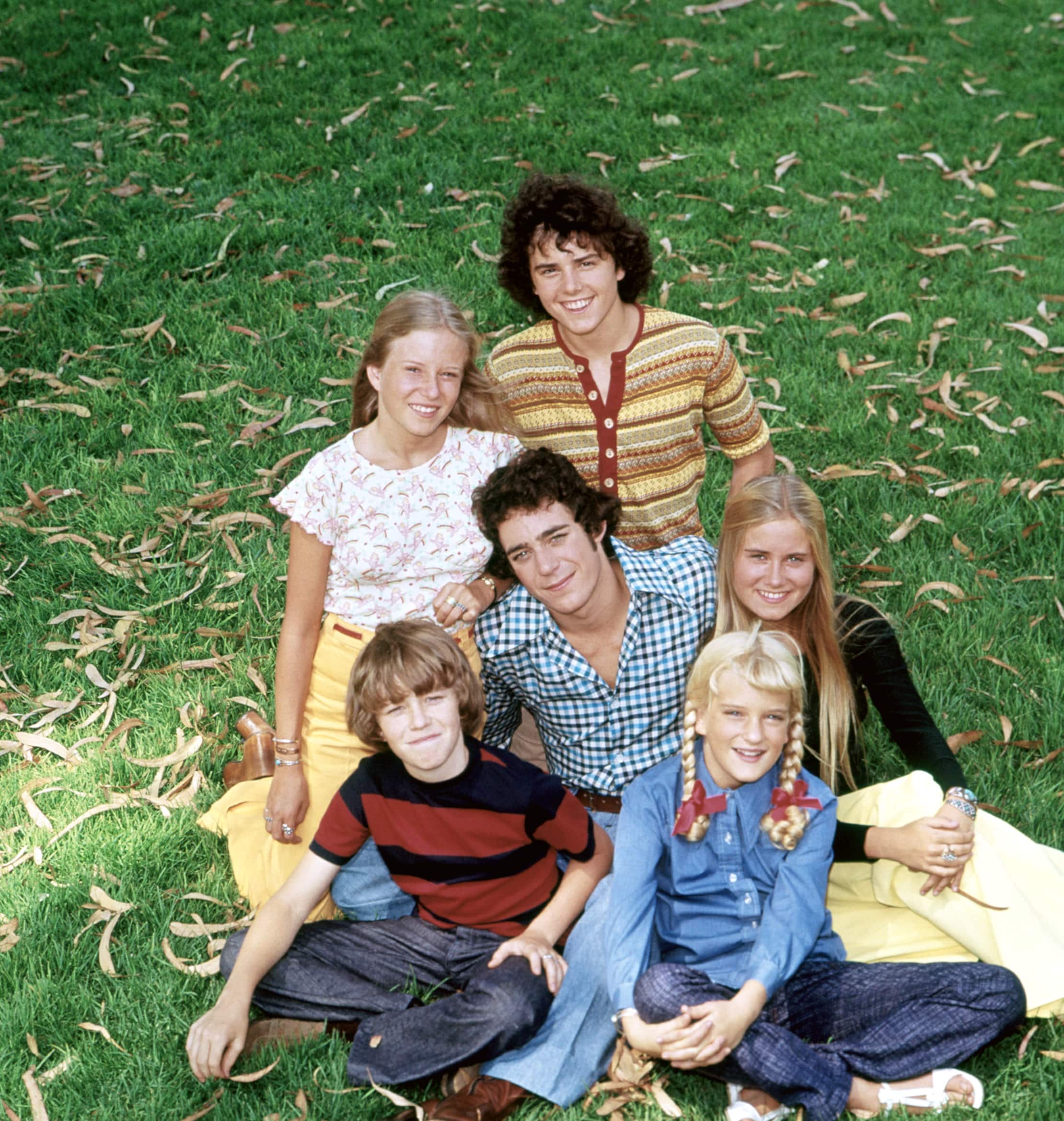 THE BRADY BUNCH, (clockwise from top): Christopher Knight, Maureen McCormick, Susan Olsen, Mike Lookinland, Eve Plumb, Barry Williams (center), 1969-74