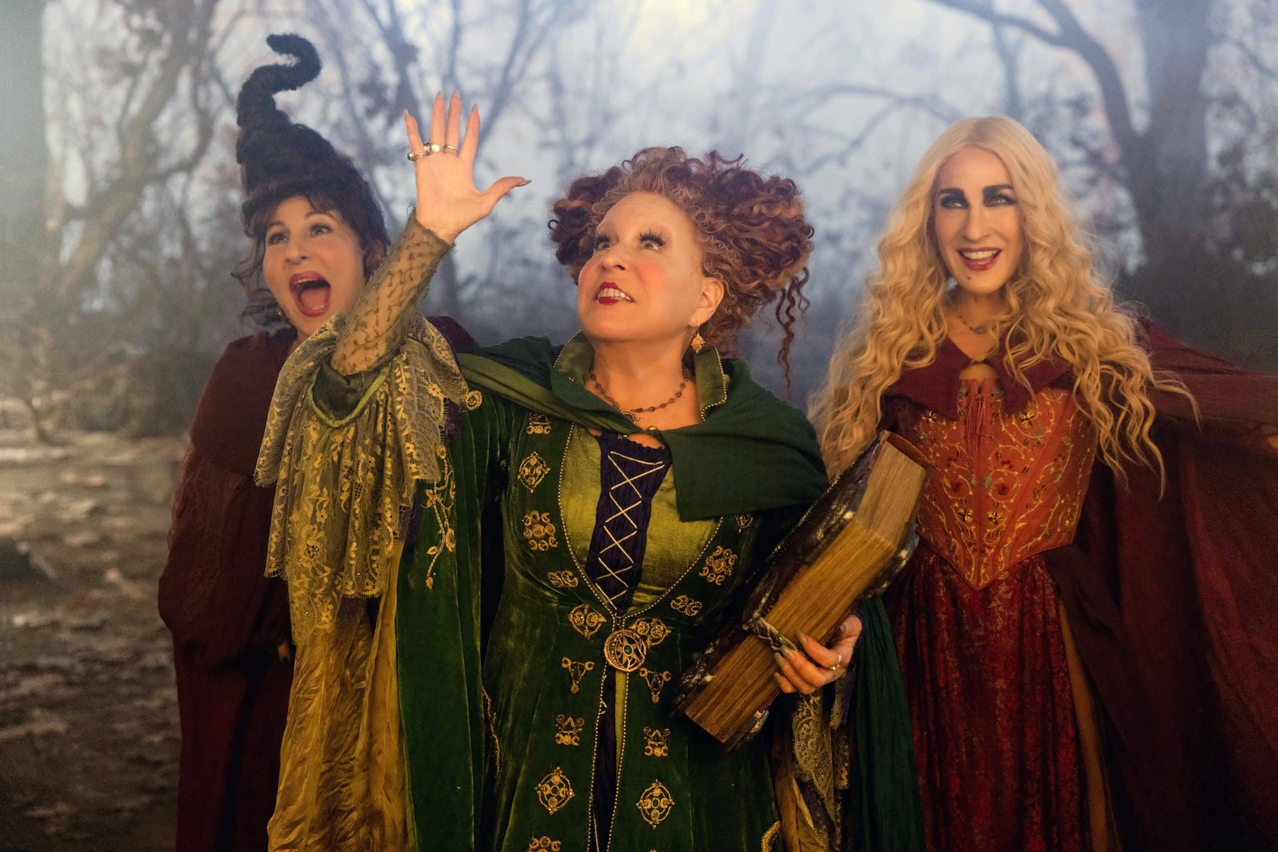 HOCUS POCUS 2, from left: Kathy Najimy, Bette Midler, Sarah Jessica Parker, 2022