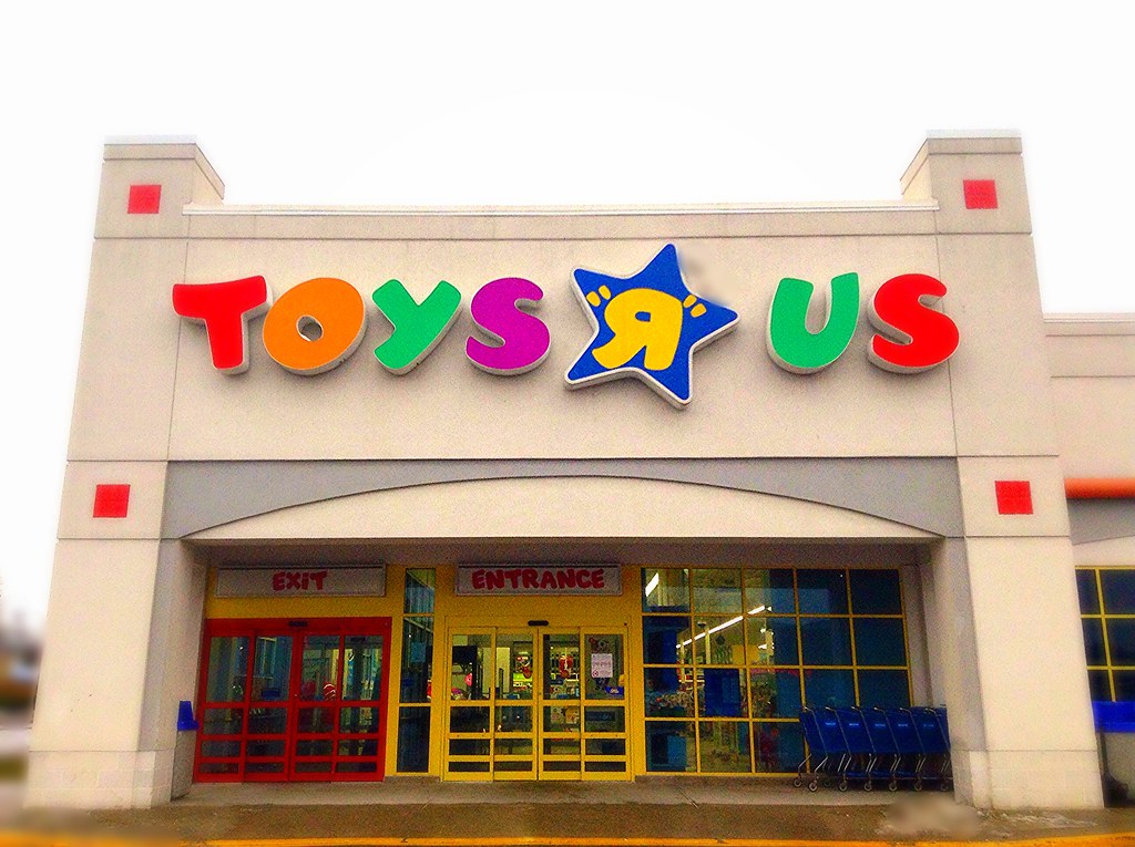 Toys R Us Gives Shoppers Holiday Miracle With Massive Reopening