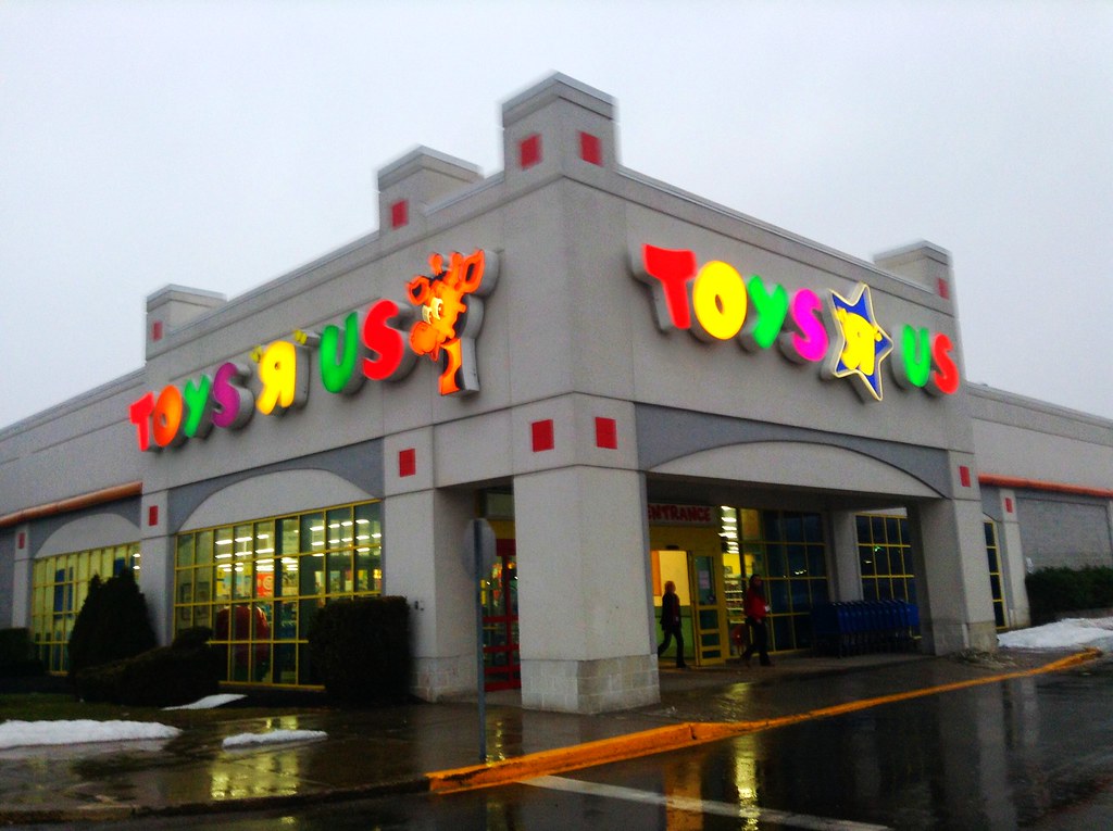 Toys R Us Gives Shoppers Holiday Miracle With Massive Reopening
