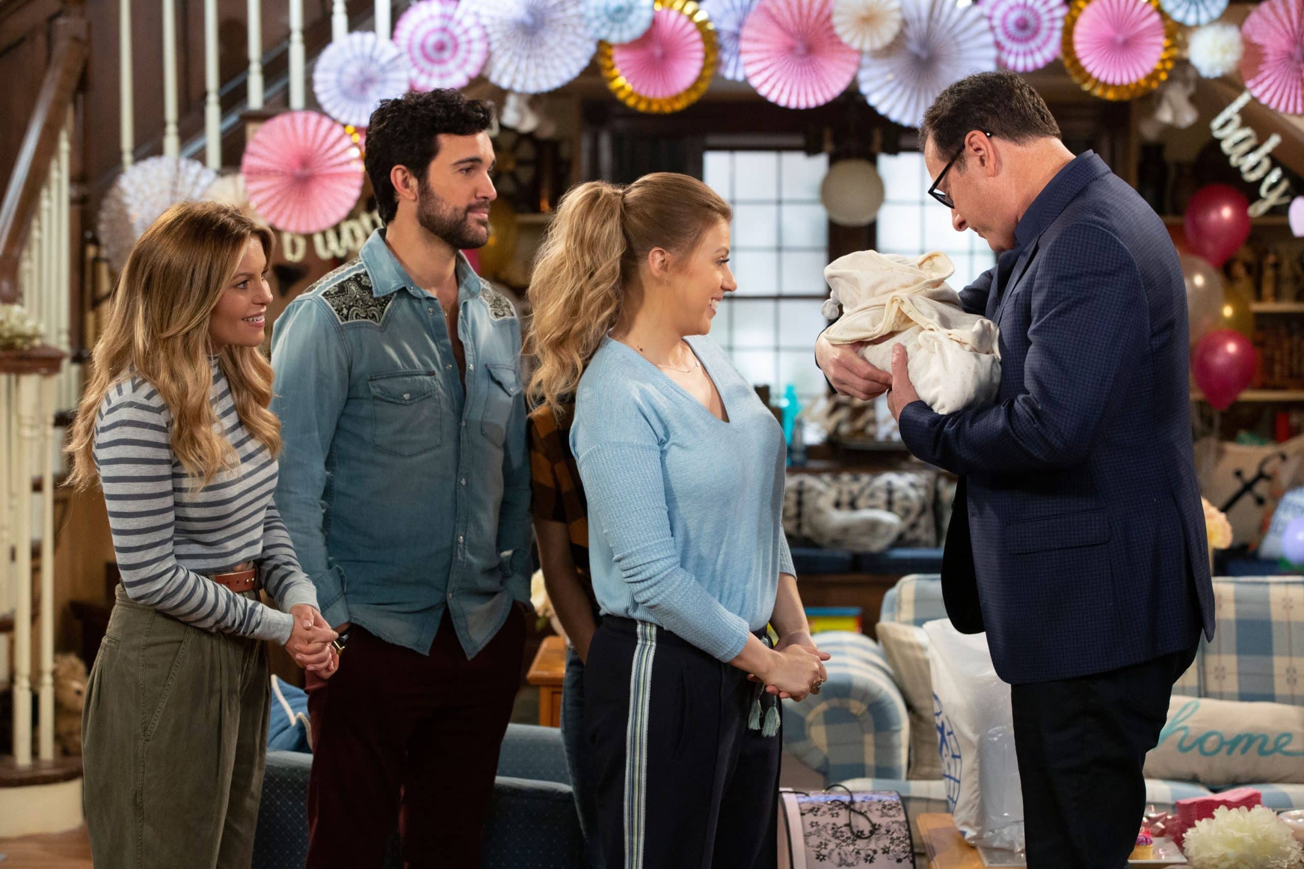 FULLER HOUSE, from left: Candace Cameron Bure, Juan Pablo Di Pace, Jodie Sweetin, Bob Saget, 'Welcome Home, Baby To Be Named Later'