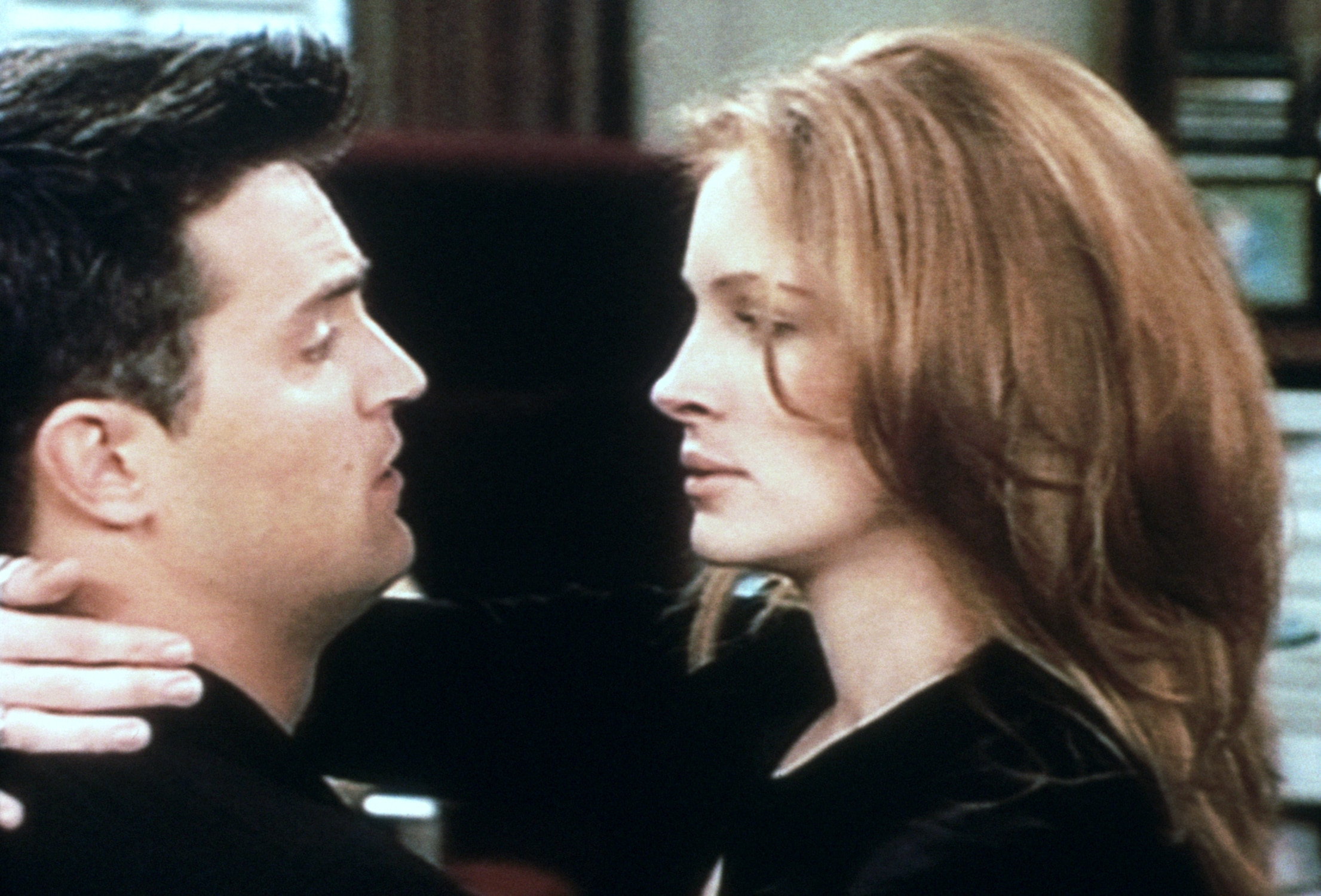 FRIENDS, (from left): Matthew Perry, Julia Roberts, 'The One After the Superbowl: Part II' 