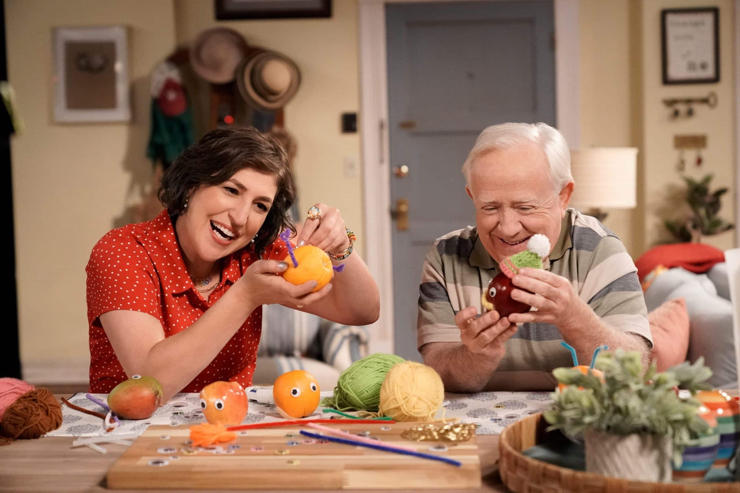 CALL ME KAT, from left: Mayim Bialik, Leslie Jordan, Plus One'