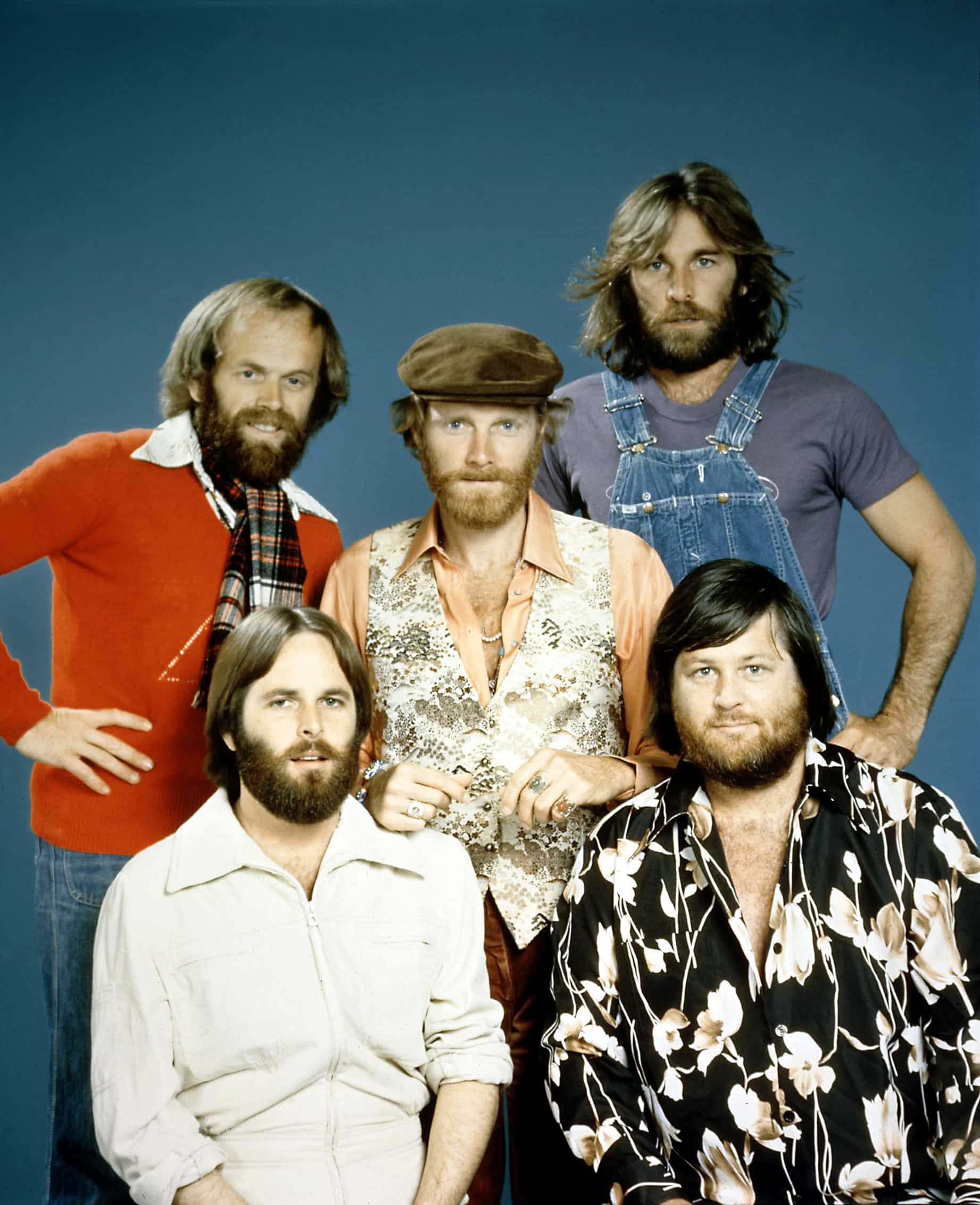 THE BEACH BOYS, Dennis Wilson (standing), and (counter clockwise), Brian Wilson, Carl Wilson, Al Jardine and Mike Love, 1976