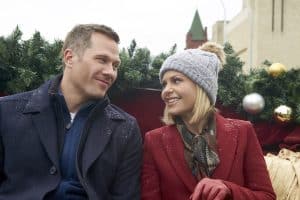 A SHOE ADDICT'S CHRISTMAS, from left: Luke Macfarlane, Candace Cameron Bure