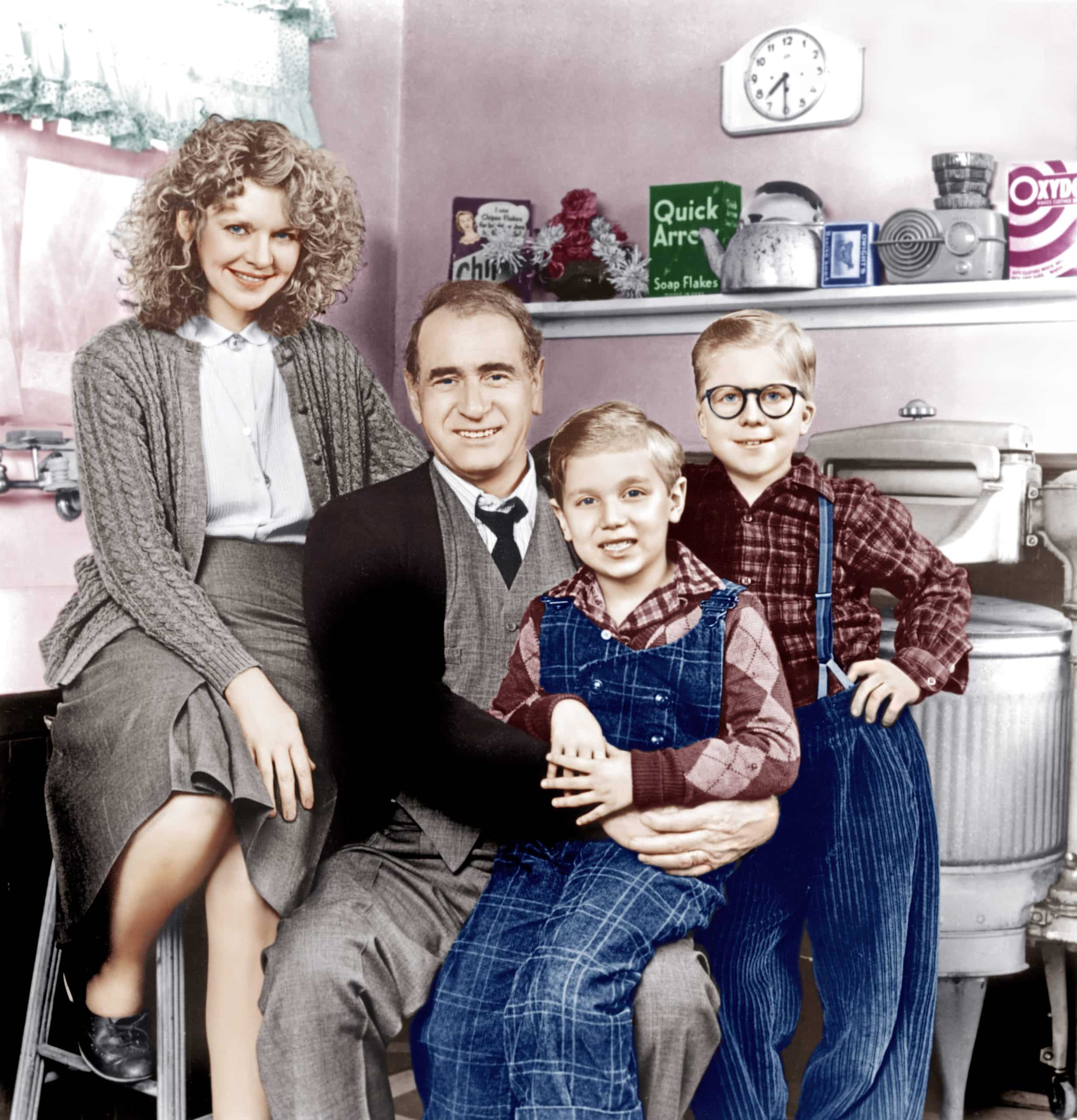 A CHRISTMAS STORY, from left: Melinda Dillon, Darren McGavin, Ian Petrella, Peter Billingsley, 1983