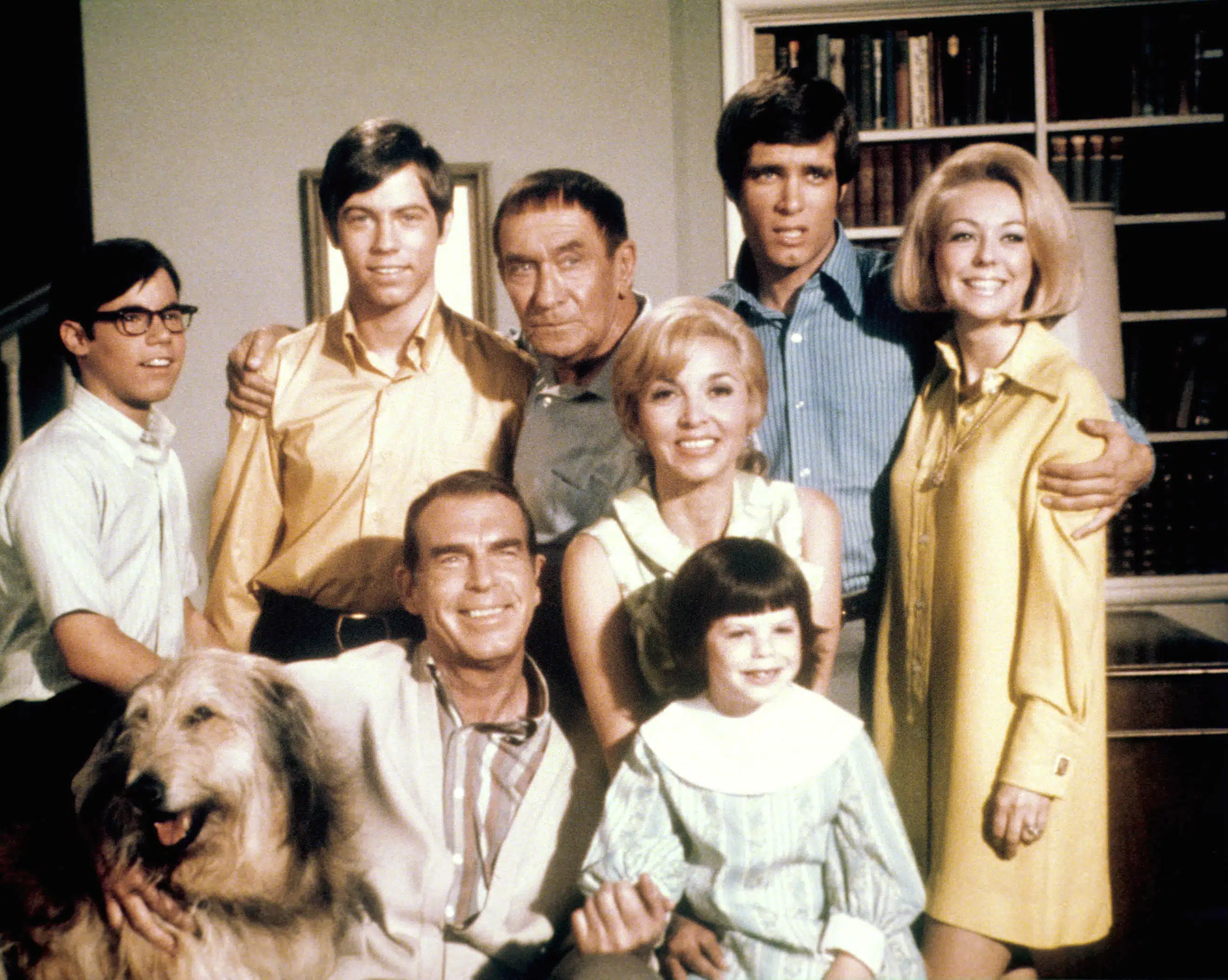MY THREE SONS, (back, l to r): Barry Livingston, Stanley Livingston, William Demarest, Beverly Garland, Don Grady, Tina Cole, (front): Tramp the dog, Fred MacMurray, Dawn Lyn, 1960-72
