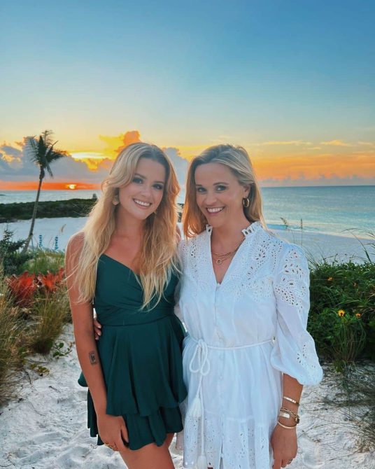 Beautiful Photos of Reese Witherspoon And Her Lookalike Daughter