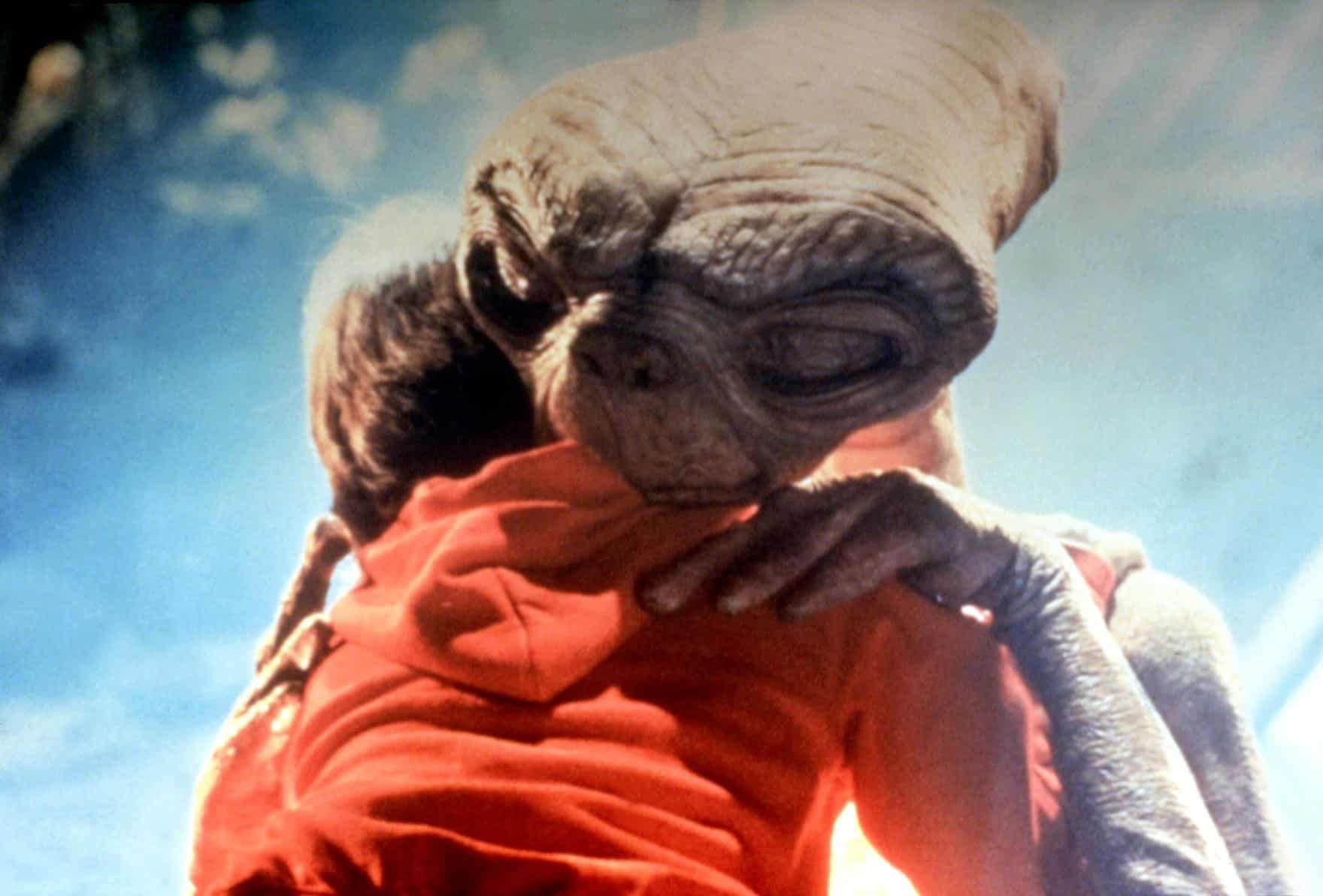 E.T., Henry Thomas, E. T., 1982, hugging 