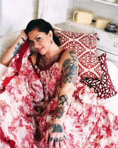 240px x 300px - American Pickers' Star Danielle Colby Bares It All In Steamy Bedroom Photo