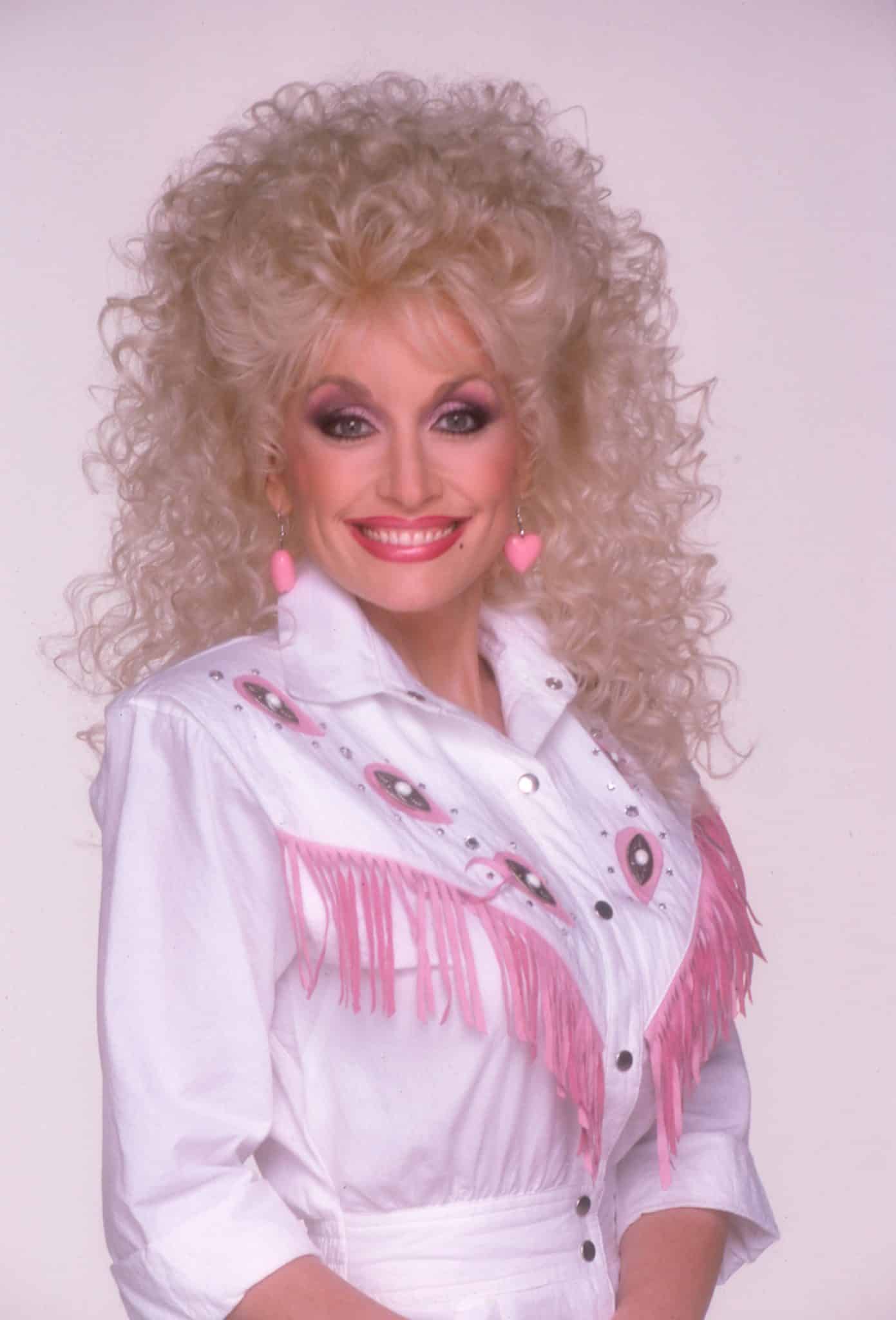 Dolly Parton Shares Why Shes Worn Wigs Since The ‘60s 