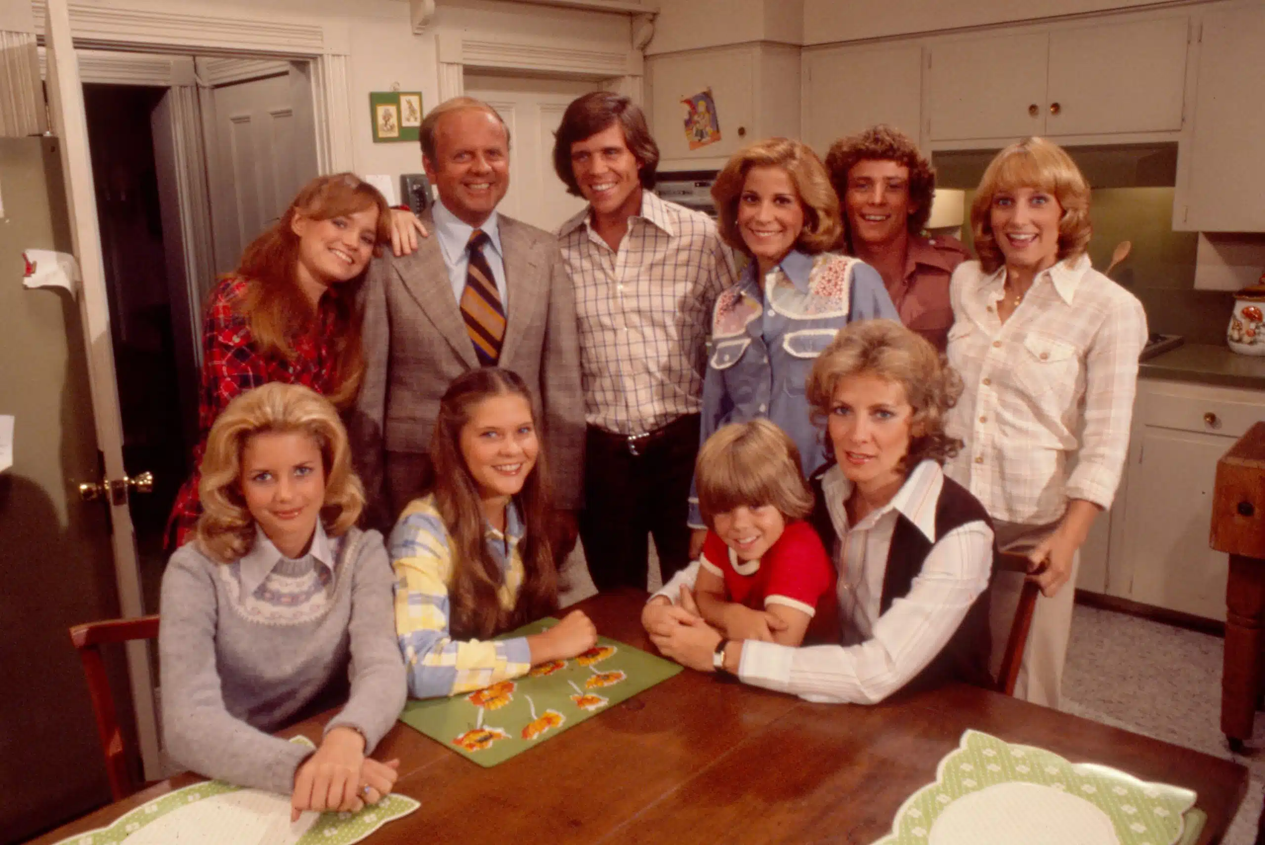 EIGHT IS ENOUGH, (back row, from left): Susan Richardson, Dick Van Patten, Grant Goodeve, Lani O'Grady, Willie Aames, Laurie Walters; front from left: Dianne Kay, Connie Newton, Adam Rich, Betty Buckley, 1977-81