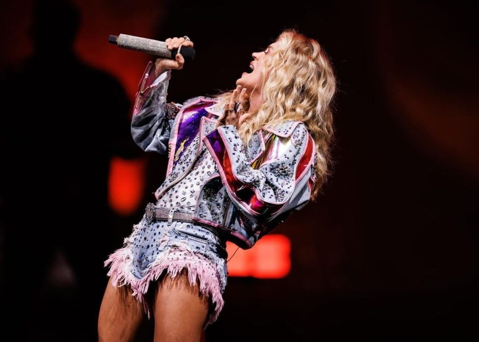 Carrie Underwood Stuns On Stage In Denim Shorts, Rhinestone Boots