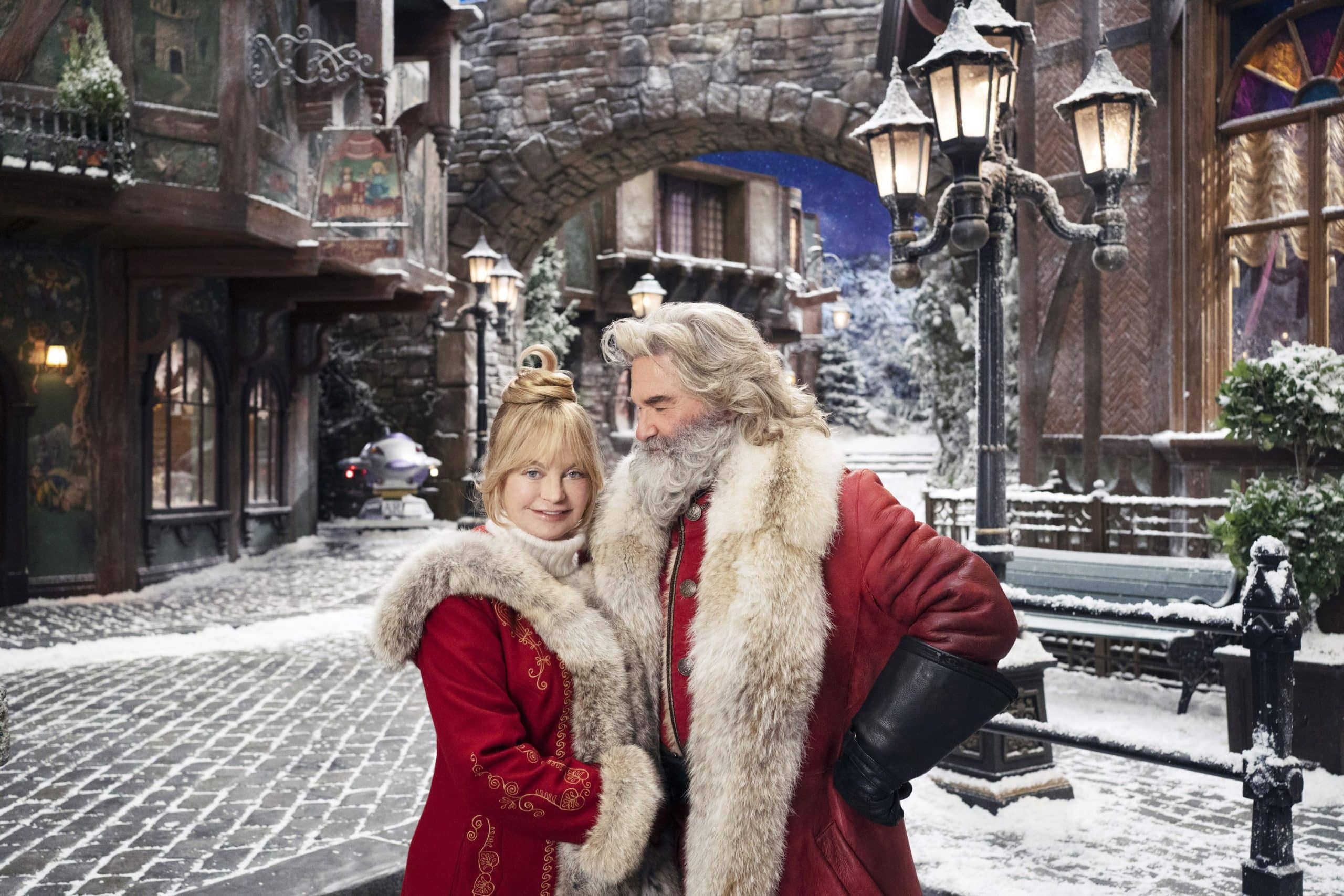 THE CHRISTMAS CHRONICLES 2, from left: Goldie Hawn as Mrs. Claus, Kurt Russell as Santa Claus, 2020