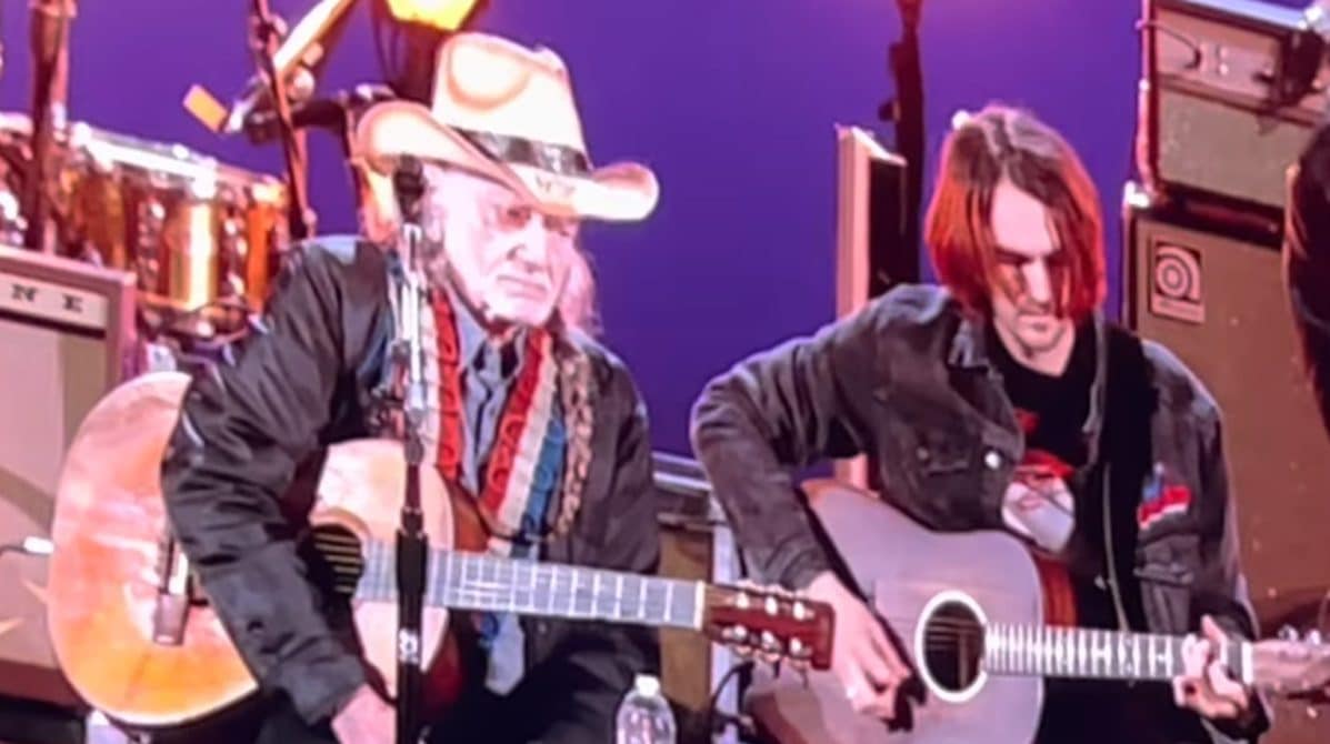 Keith Richards Duets ‘Live Forever’ With Willie Nelson At 90th Birthday ...