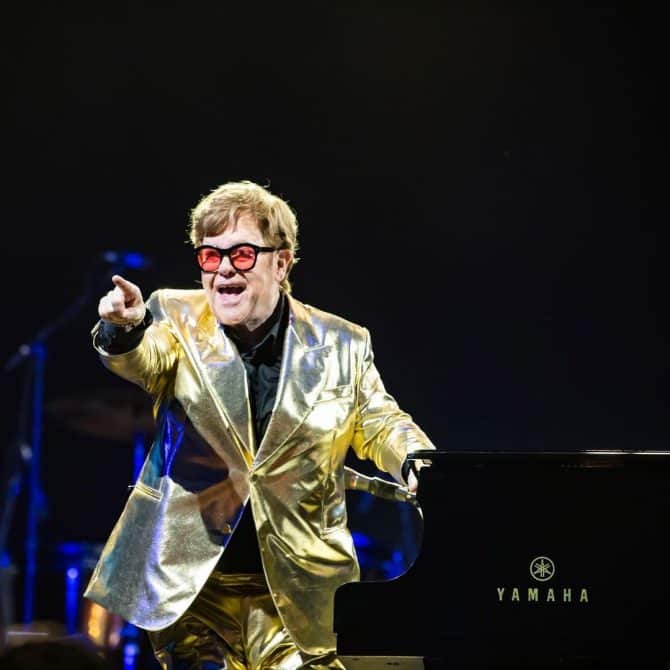 Elton John struggles to walk