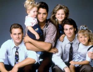 FULL HOUSE, (from left): Dave Coulier, Ashley/Mary-Kate Olsen, John Stamos, Candace Cameron, Bob Saget, Jodie Sweetin