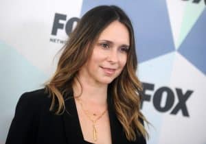 Like Valerie Bertinelli, Jennifer Love Hewitt has faced criticism for using and not using tools to affect her appearance