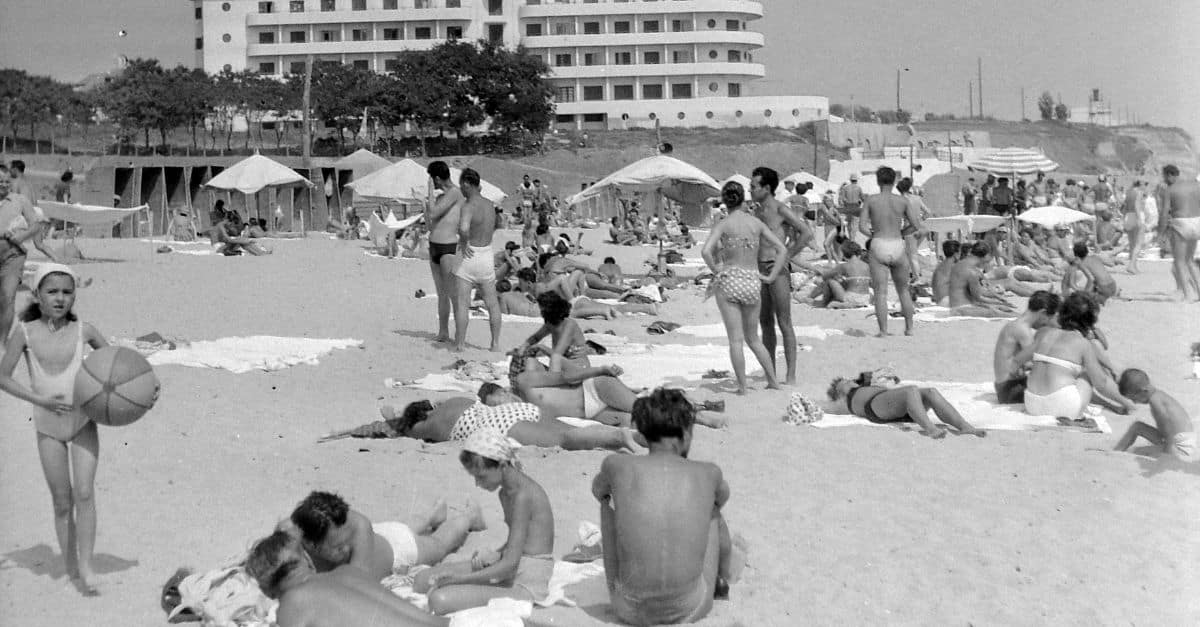 People Spot ‘Time Traveler’ In 1940s Beach Photo