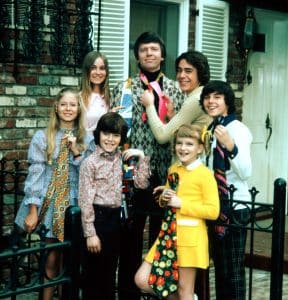 THE BRADY BUNCH, (clockwise from top center): Robert Reed, Barry Williams, Christopher Knight, Susan Olsen, Mike Lookinland, Eve Plumb, Maureen McCormick