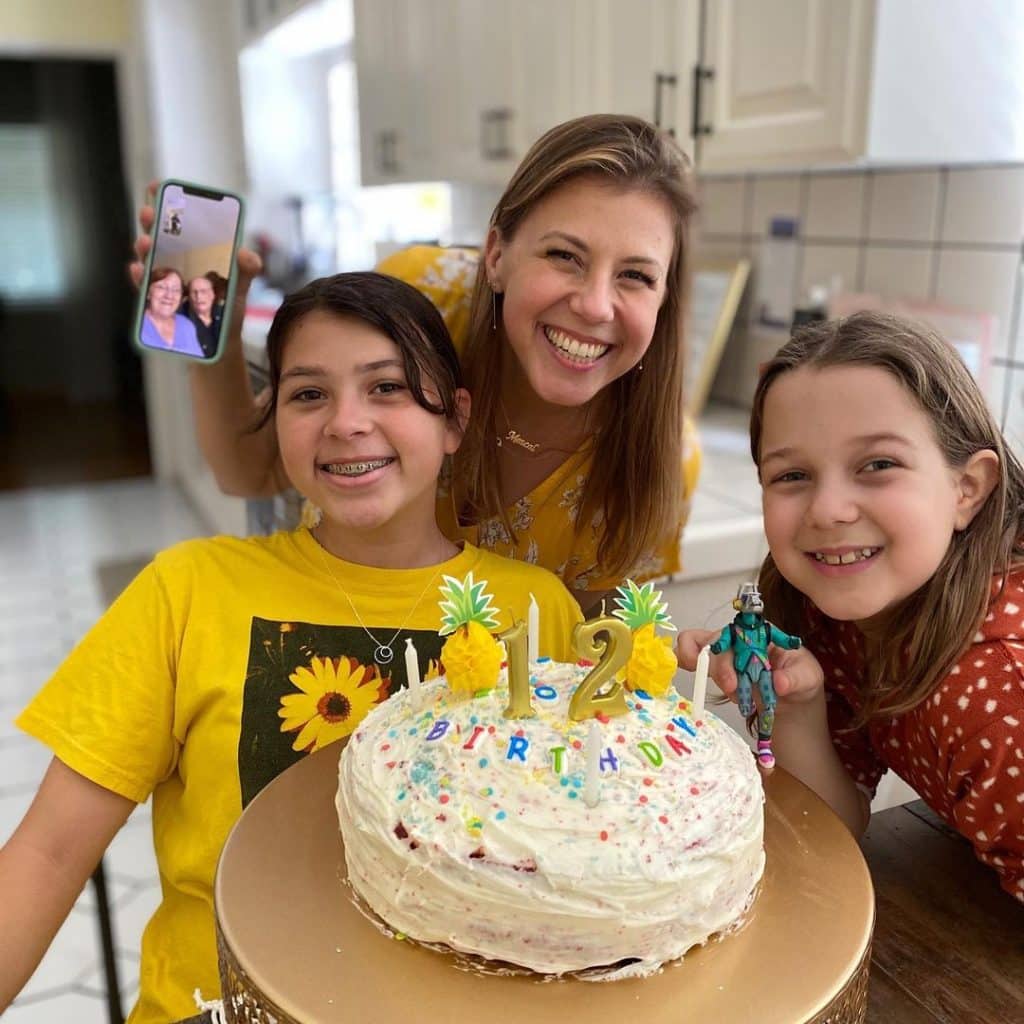 Jodie Sweetin Twins With Daughter While Making Cheeky 'Full House(02)