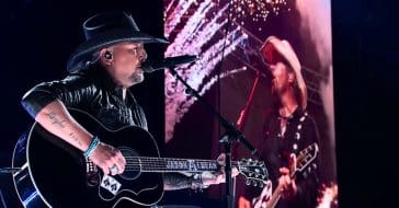 Jason Aldean paid tribute to Toby Keith and had audiences growing tearful