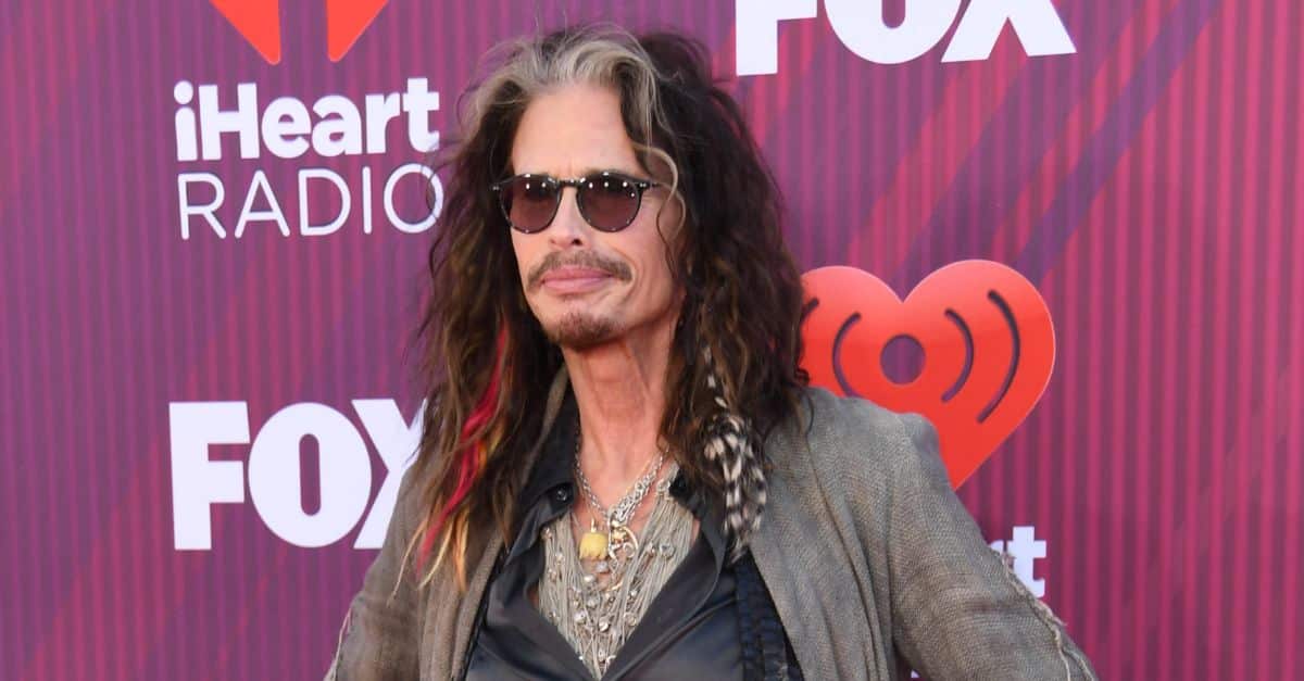 Steven Tyler Performs At The Black Crowes Show After Vocal Cord Damage
