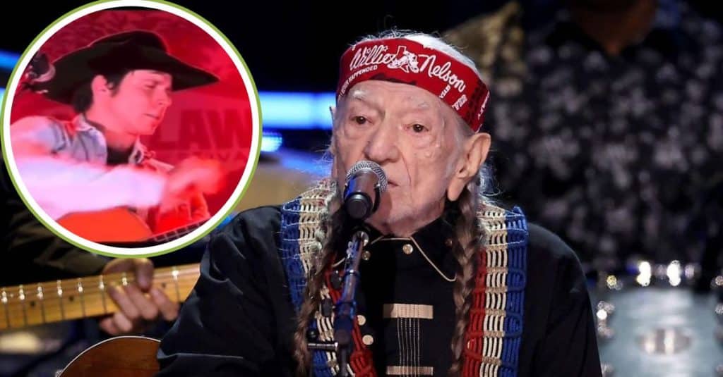 Willie Nelson’s Son Serenades Fans With Emotional Cover While Dad's ...