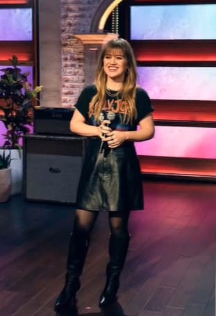 Kelly Clarkson mini skirt