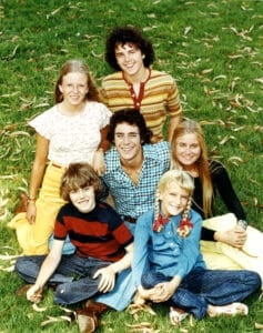 THE BRADY BUNCH, (clockwise from top center): Christopher Knight, Maureen McCormick, Susan Olsen, Mike Lookinland, Eve Plumb, Barry Williams