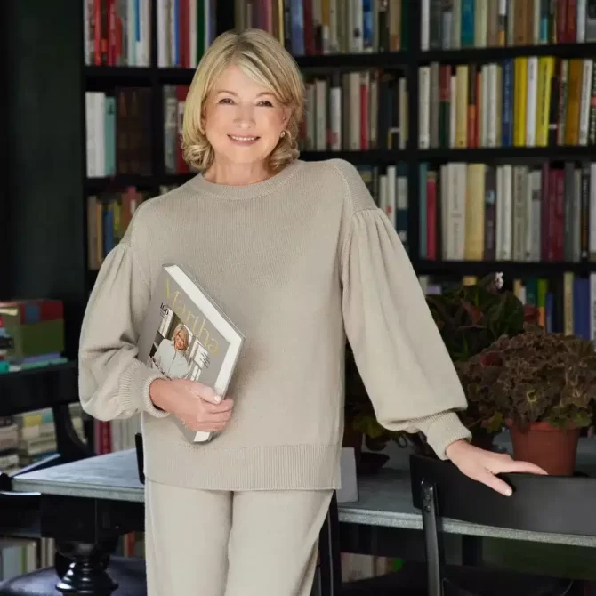 Martha Stewart pushes Drew Barrymore away