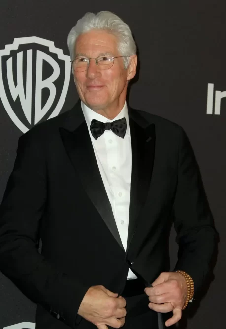 Richard Gere flips off Savannah Guthrie